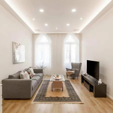 Grand Boulevard Flat Soaking Tub & 3 Beds * بودابست