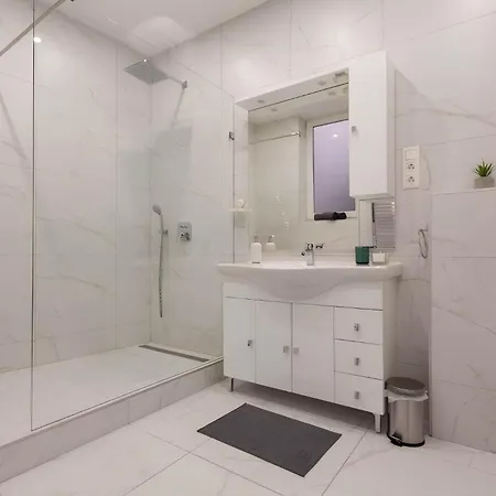 Grand Boulevard Flat Soaking Tub & 3 Beds شقة *