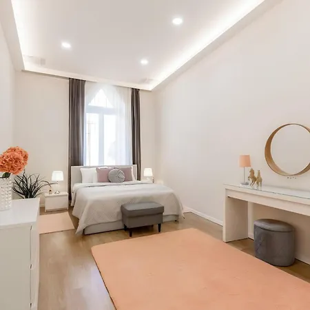 شقة Grand Boulevard Flat Soaking Tub & 3 Beds *