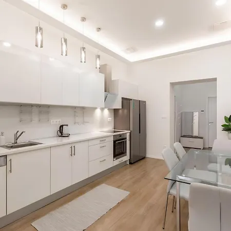 Grand Boulevard Flat Soaking Tub & 3 Beds *