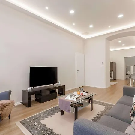 Grand Boulevard Flat Soaking Tub & 3 Beds بودابست