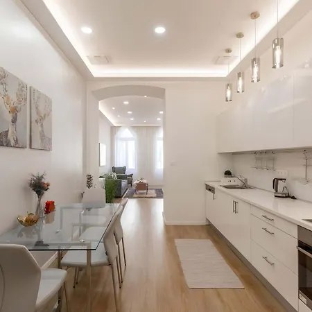 Grand Boulevard Flat Soaking Tub & 3 Beds
