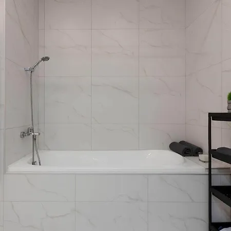 Grand Boulevard Flat Soaking Tub & 3 Beds *