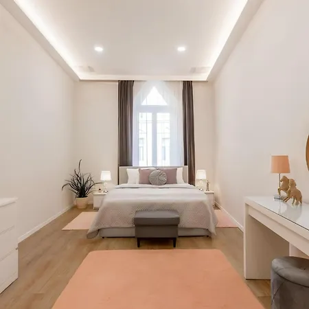 Grand Boulevard Flat Soaking Tub & 3 Beds * بودابست